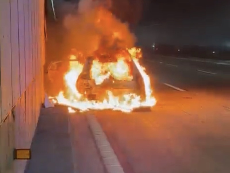 Vehículo incendiado en túnel de autopista