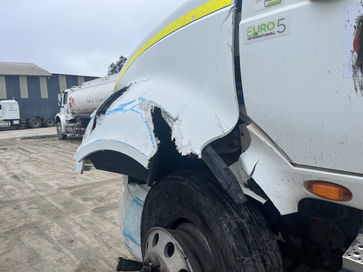 Inspección de daño en tapabarro de camión